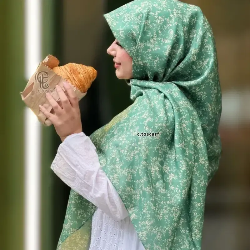 روسری نخی کاستوم طرح سوگند سبز سایز 140 چرخ دوز بدون پرزدهی